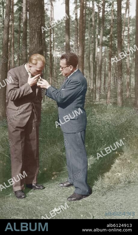 Nahrungs-und Genußmittel / Tabak: Zigarette.-Zwei Herren beim Rauchen im Wald.-Foto, undat. (um 1930); digital koloriert.