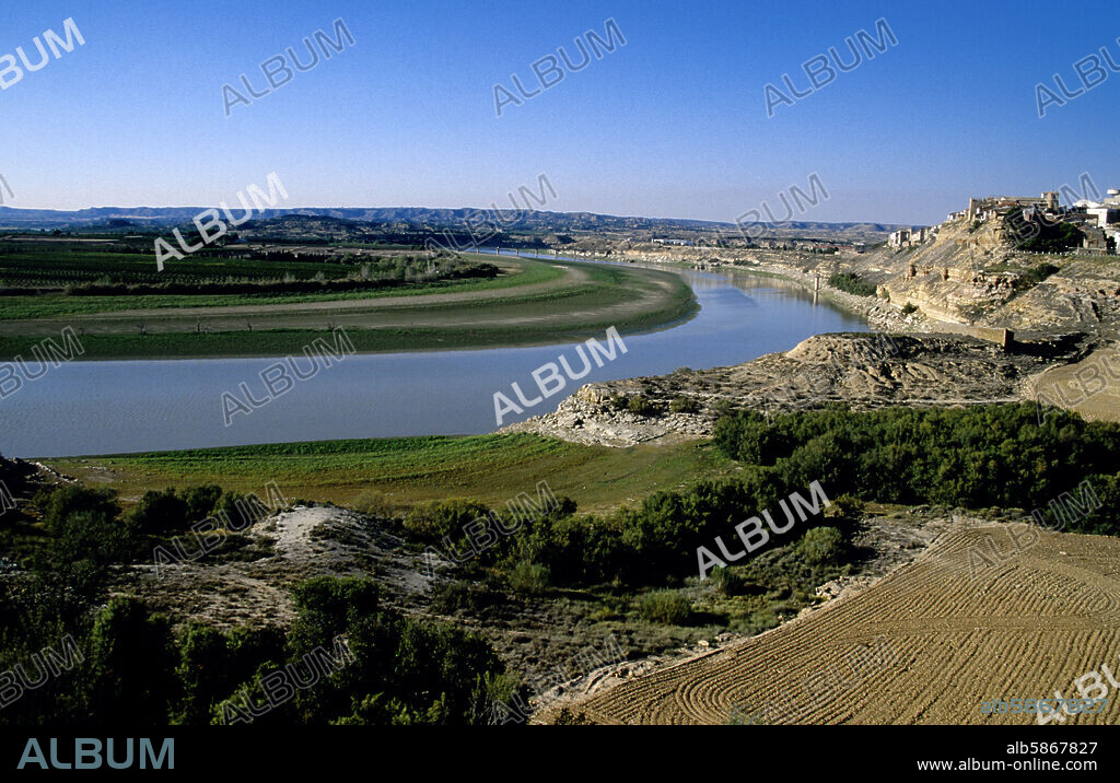 Escatrón; río Ebro / embalse de Mequinenza y pueblo.