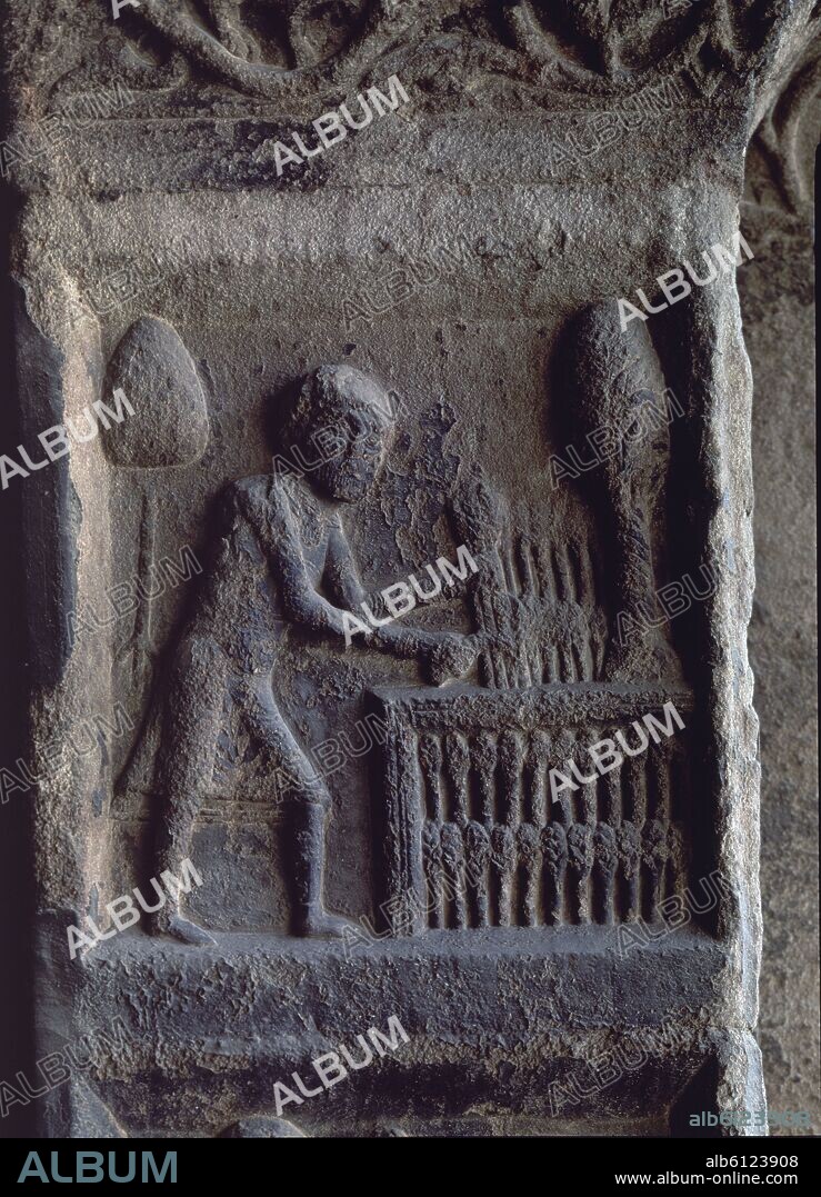 DETALLE DE LA PORTADA ROMANICA DEL MONASTERIO DE SANTA MARIA DE RIPOLL - SIGLO XII - MONTANTE DE LA PUERTA - CALENDARIO MEDIEVAL - MES DE JUNIO.