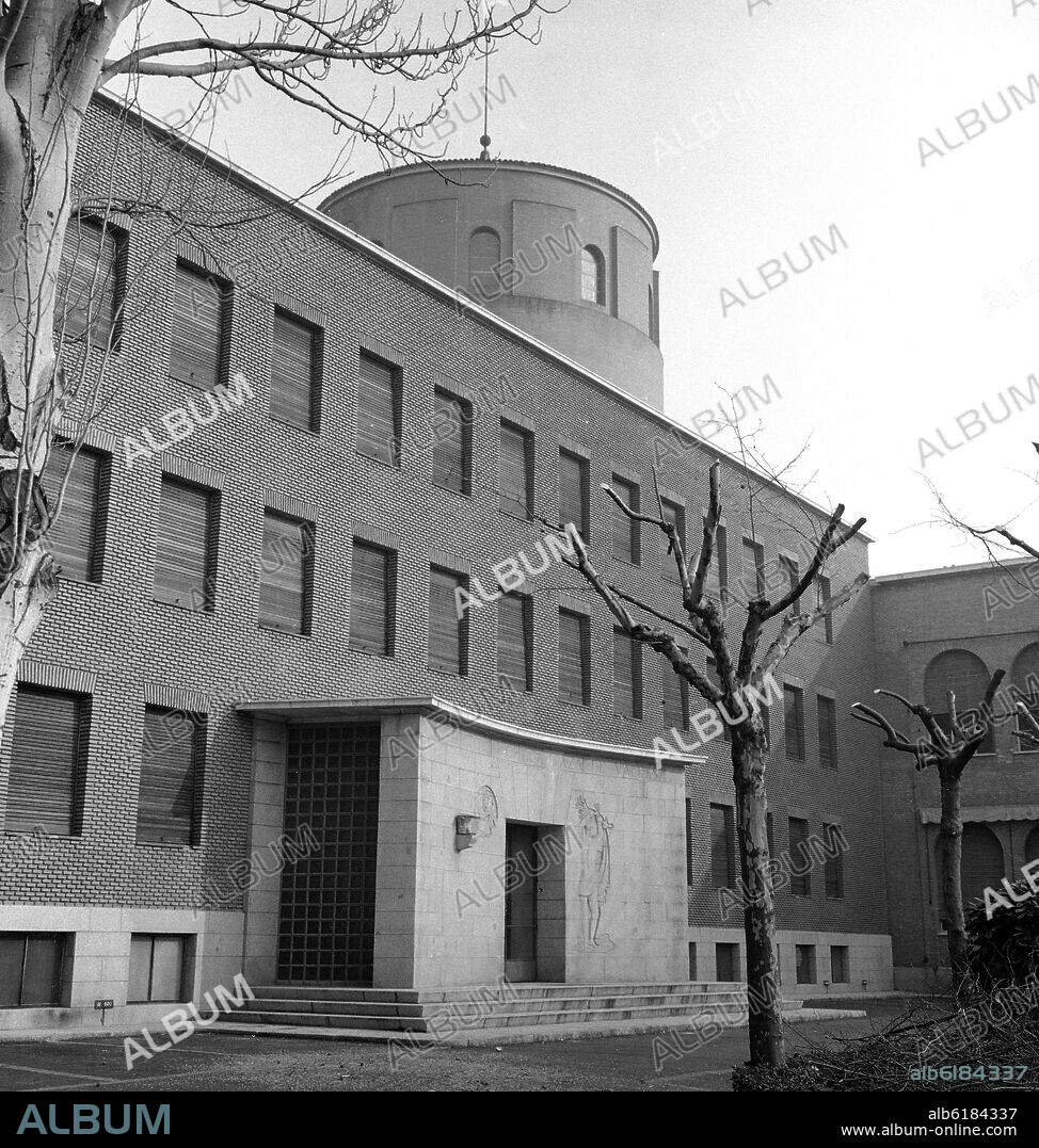 MIGUEL FISAC. INSTITUTO DE OPTICA DAZA DE VALDES SITUADO EN LA CALLE SERRANO 121 - CSIC - FOTOGRAFIA EN BLANCO Y NEGRO - AÑOS 60.