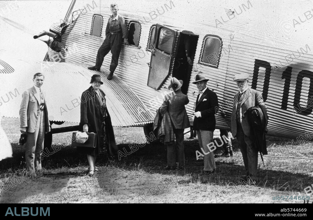 Transports / Aviation / Avions. Passagers montant dans un avion du type Junkers G24. Photo amateur, datée de 1929. D'un album de photos privé.