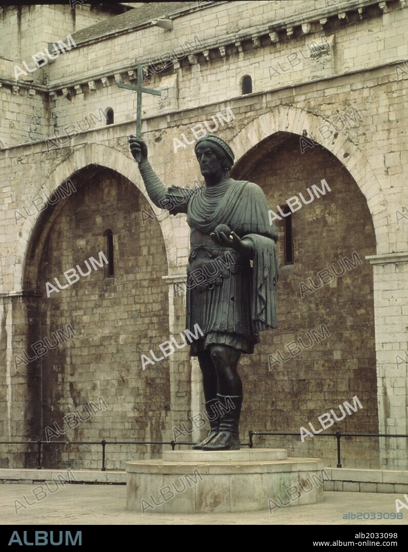 Valentiniano I. Roman Emperor (364-374) Colossus 5,11 m., bronze. 4th century, Rome. Barletta Puglia, Italy.