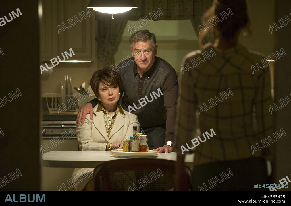 ISABELLA ROSSELLINI, JENNIFER LAWRENCE and ROBERT DE NIRO in JOY, 2015, directed by DAVID O. RUSSELL. Copyright ANNAPURNA PICTURES/DAVIS ENTERTAINMENT/FOX 2000 PICTURES/TSG.