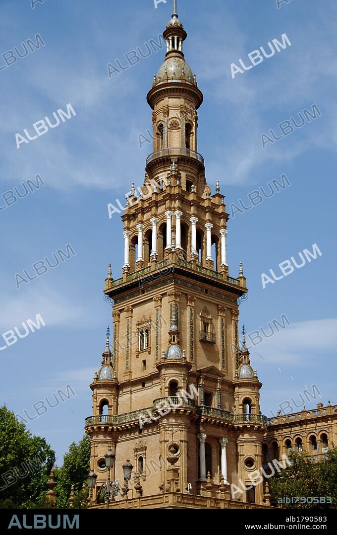 ANDALUCIA. SEVILLA. Detalle de la TORRE NORTE de la PLAZA DE ESPAÑA, construída para la Exposición Iberoamericana celebrada en 1929. Su principal arquitecto fue el sevillano Aníbal GONZALEZ. España.