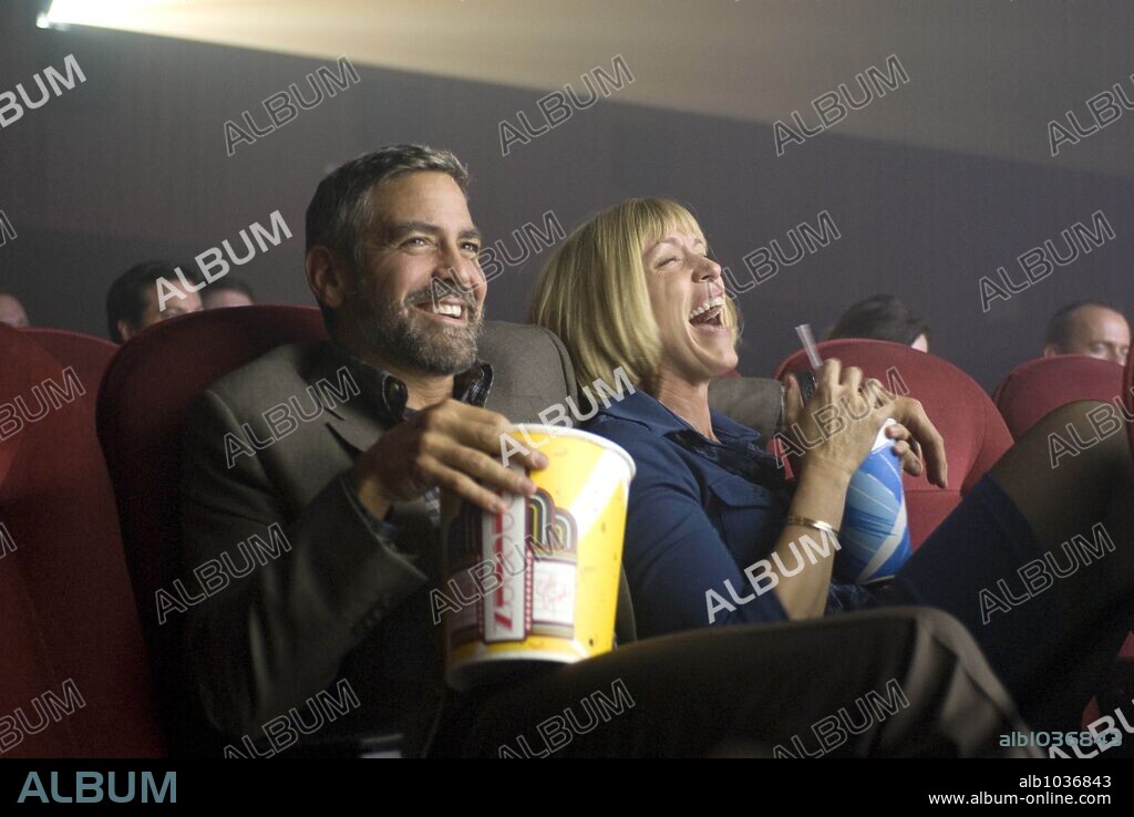 FRANCES McDORMAND y GEORGE CLOONEY en QUEMAR DESPUES DE LEER, 2008 (BURN AFTER READING), dirigida por ETHAN COEN y JOEL COEN. Copyright WORKING TITLE FILMS.