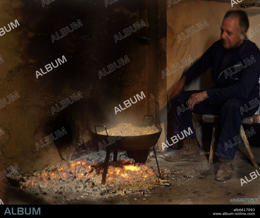 CALDERO CON MIGAS EN EL FUEGO.