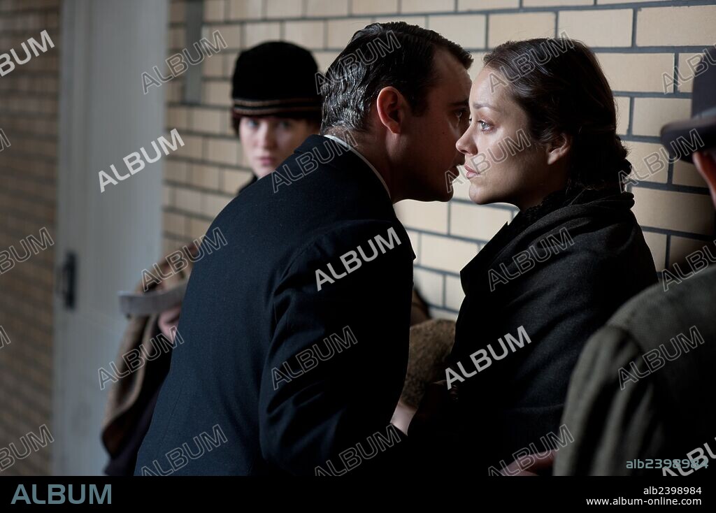 JOAQUIN PHOENIX and MARION COTILLARD in THE IMMIGRANT, 2013, directed by JAMES GRAY. Copyright KINGSGATE FILMS.