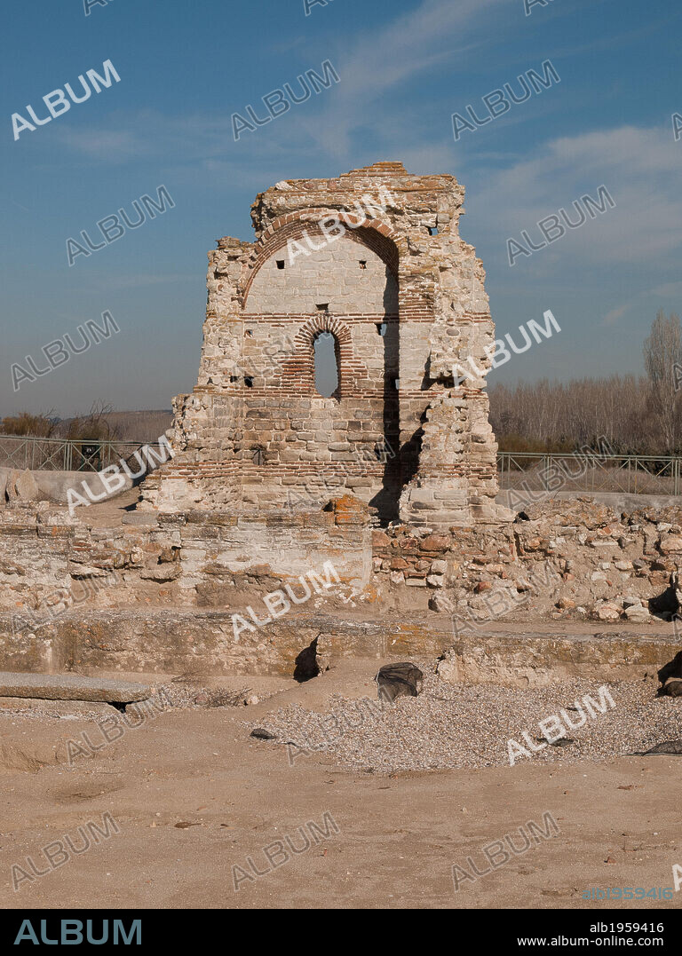 ARTE ROMANO. ESPAÑA. YACIMIENTO ARQUEOLOGICO o PARQUE ARQUEOLOGICO DE CARRANQUE. Ruinas del PALATIUM (anteriormente llamado Basílica). Edificio de uso civil, construido en el 400. En época visigoda fue transformada en iglesia cristiana. Vista de la cabecera. Provincia de Toledo. Castilla-La Mancha.