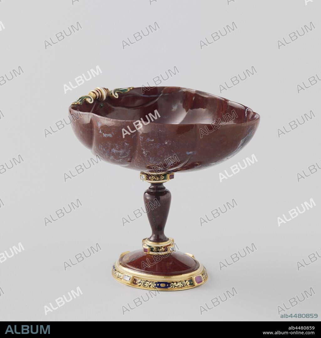 Coupe Coupe Coupe of red-brown jasper on base, mounted with enamelled gold, Coupe of red-brown jasper on base, mounted with enamelled gold. Foot of a baluster-shaped trunk and bowl are connected by golden bands decorated with tendrils and sunken enamel and superimposed gems in a square setting. The egg-shaped dish is lobed and shows a rolled-out leaf motif of green, red and enamelled gold at the rounded end., Book, Conradus Hoppe, anonymous, Italy (possibly), c. 1575 - c. 1600, jasper, montuur, h 12.1 cm × w 14.0 cm × d 10.2 cm w 7.0 cm × d 6.1 cm.