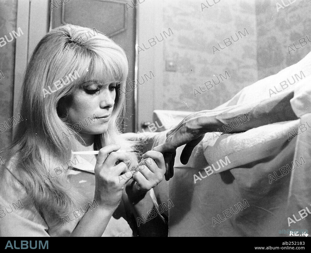 CATHERINE DENEUVE dans REPULSION, 1965, réalisé par ROMAN POLANSKI. Copyright COMPTON-TEKLI/ROYAL.