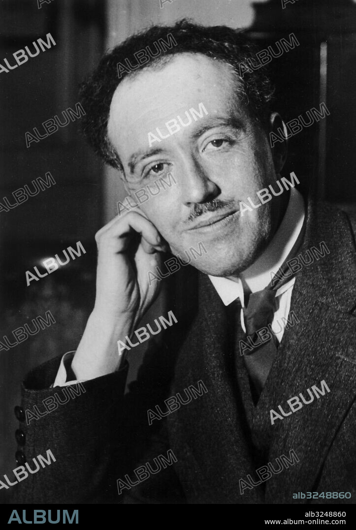 Orig. bildtext... EIN FRANZÖSISCHER NOBELPREISTRÄGER. Prinz Louis Victor von Broglie, ein bekannter französischer Physikforscher, erhielt vom Nobelkomitee den diesjährigen Nobelpreis für Physik zuerkannt. Anm. Nobelpriset i fysik 1929 persons: Louis Victor de Broglie sites: FRANKRIKE.