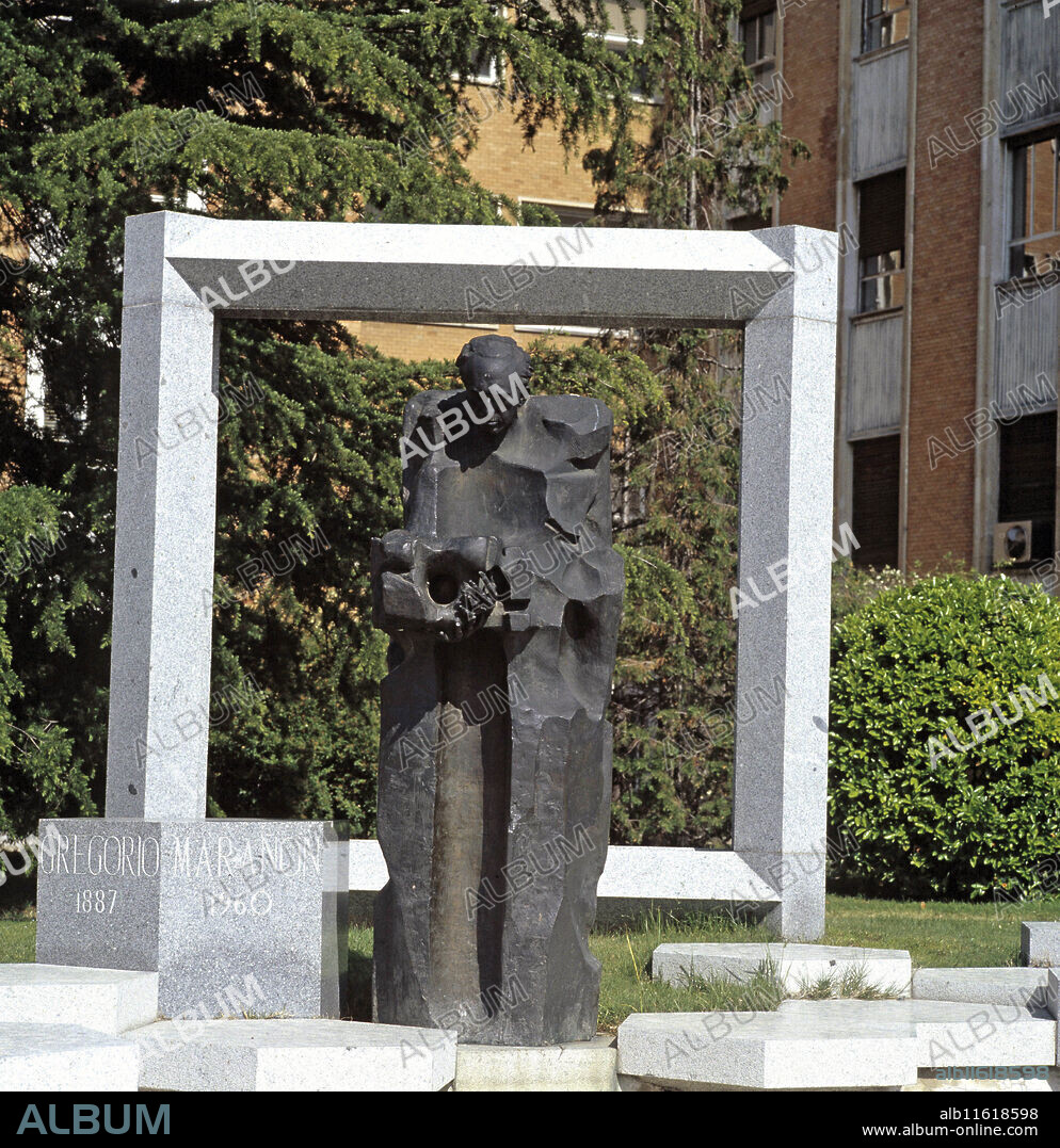 MARAÑON , GREGORIO. MEDICO Y ESCRITOR ESPAÑOL . MADRID 1887 - 1960. MONUMENTO EN MADRID OBRA DEL ESCULTOR PABLO SERRANO.
