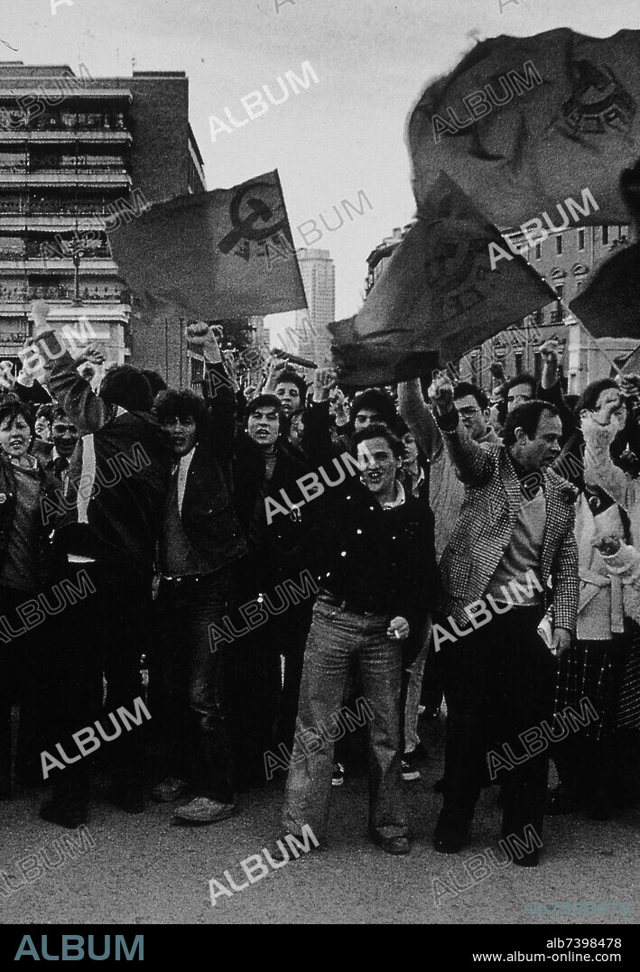 SIMPATIZANTES Y MILITANTES DEL PCE CELEBRANDO LA LEGALIZACION DEL PARTIDO EN LAS CALLES DE MADRID, ABRIL DE 1977.