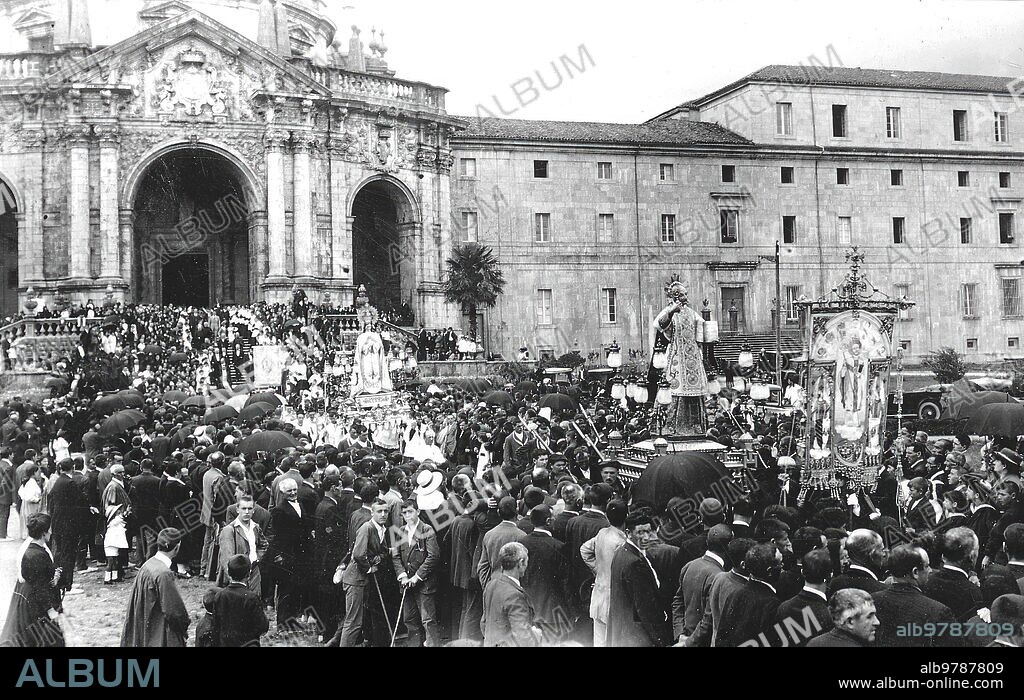 30 julio 1920. Azpeita. La fiesta de san Ignacio de Loyola. La solemne procesión del patrón de Guipúzcoa al salir del Monasterio. Foto: Ojanguren.