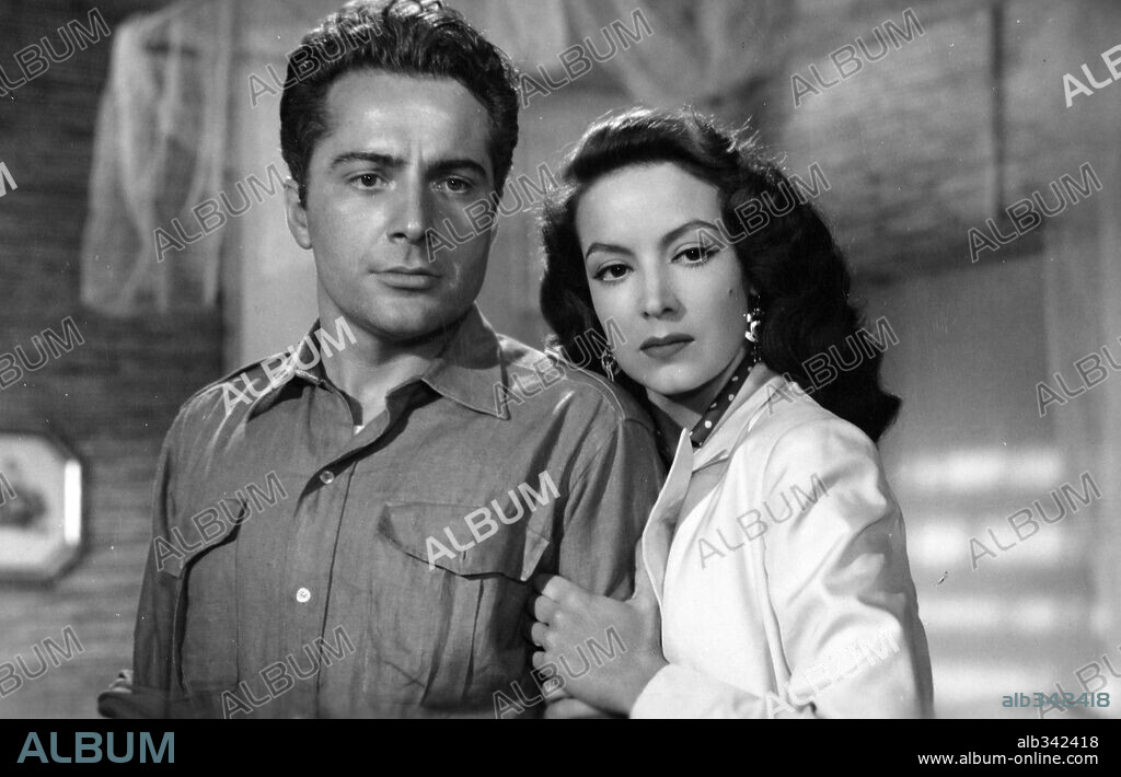 MARIA FELIX y ROSSANO BRAZZI en LA CORONA NEGRA, 1951, dirigida por LUIS SASLAVSKY. Copyright SUEVIA FILMS-CESAREO GONZALEZ/GUION  PROD. CINEMATOGRAFICAS.