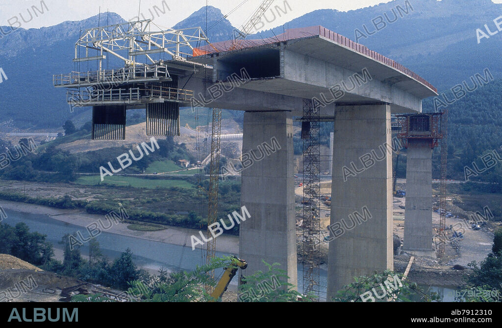 AUTOPISTA DEL CANTABRICO A-8 EN CANTABRIA OBRAS DE CONSTRUCCION DE UN PUENTE SOBRE EL RIO AGÜERA - FOTO AÑOS 90.