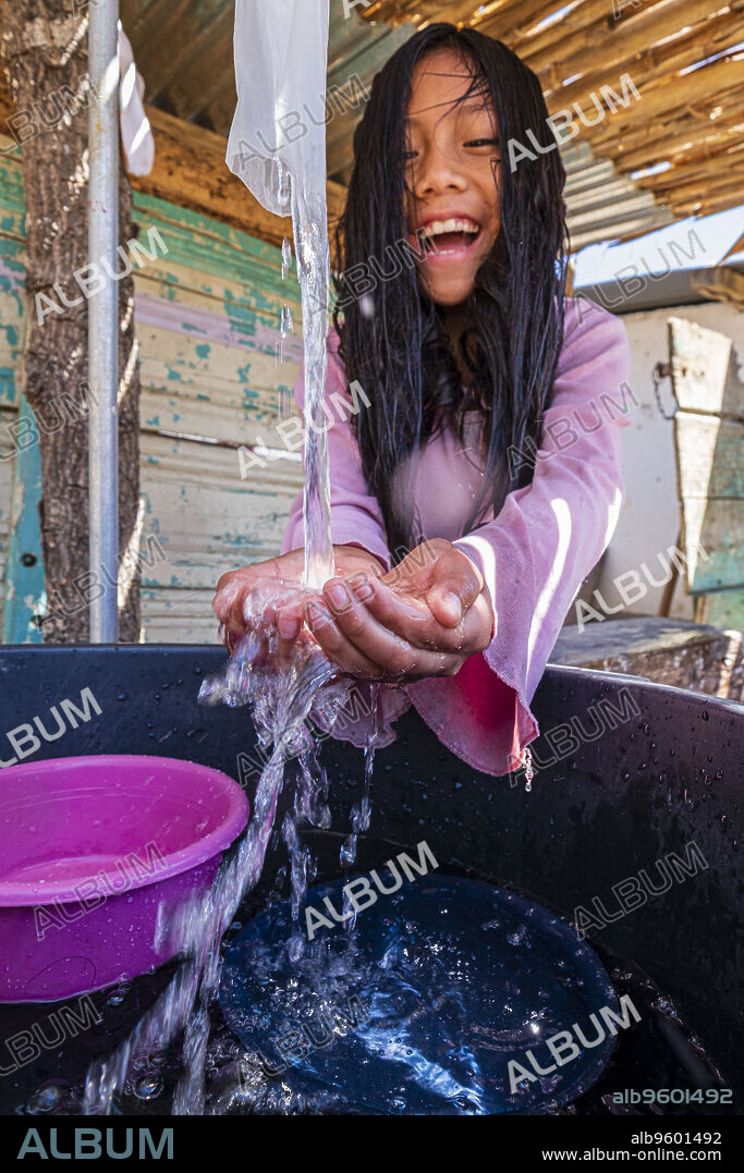 niña lavandose el pelo, aldea de Yacón, San Sebastián Lemoa, municipio de Chichicastenango , Quiché, Guatemala, America Central.
