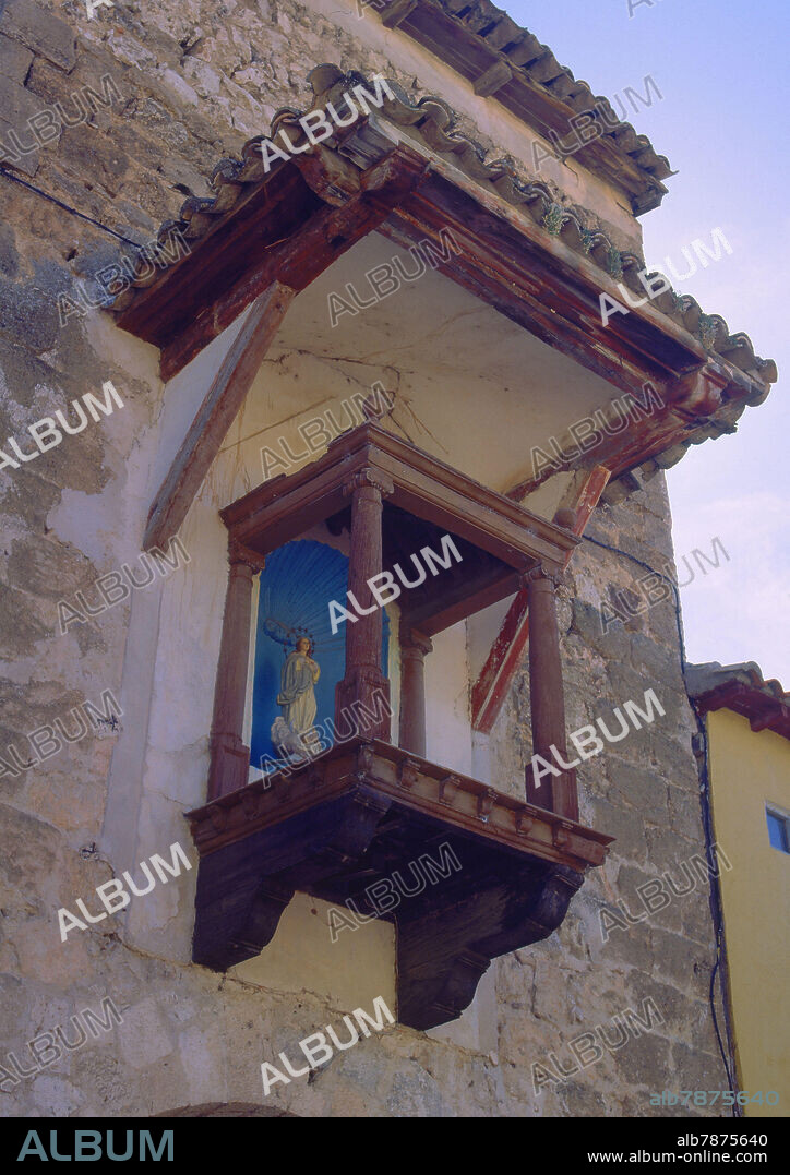 HORNACINA CON LA VIRGEN MARIA CUBIERTA CON DOSEL SOBRE LA PUERTA DE ENTRADA A LA PLAZA DE SANTA MARIA.