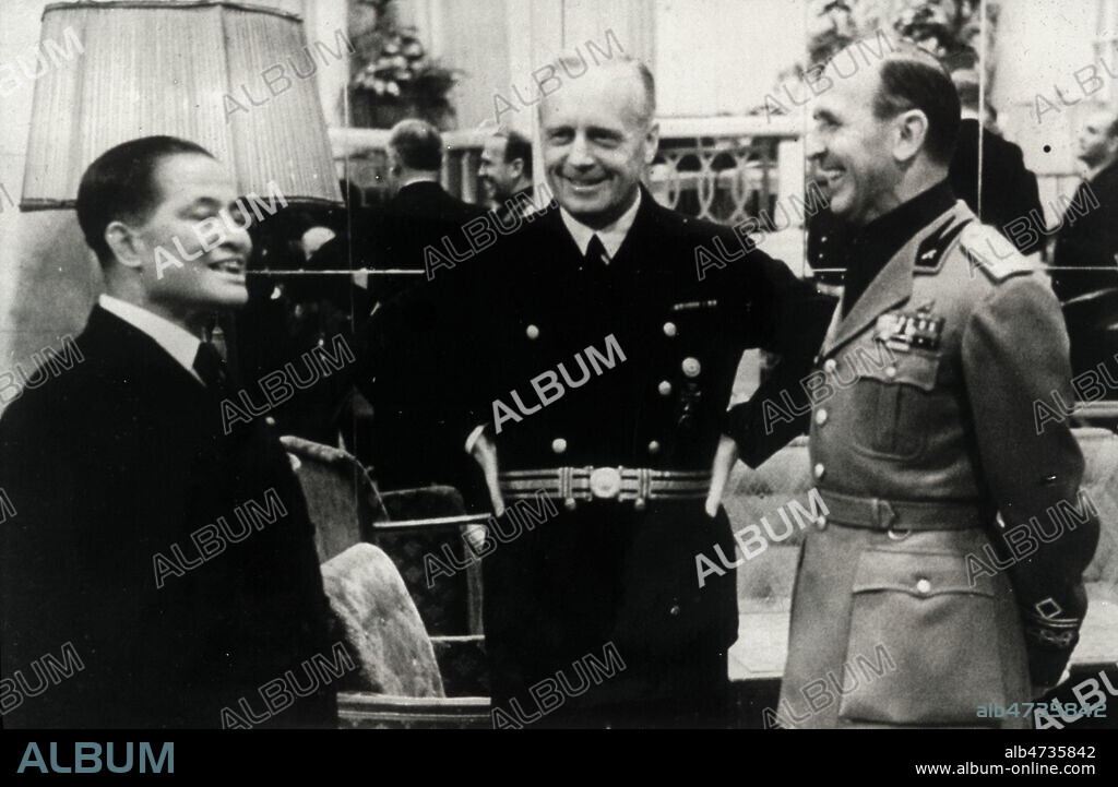 Berlin : reception a l'occasion de l'anniversaire de la signature du pacte tripartite (signataires du pacte anti-komintern de 1936) . M. Von Ribbentrop (1893-1946), ministre des affaires etrangeres du Reich, en conversation avec M. Alfieri, ambassadeur d'Italie, et le general Oshima, ambassadeur du Japon. Photographie prise le 10/1942. Credit : Collection KHARBINE-TAPABOR.