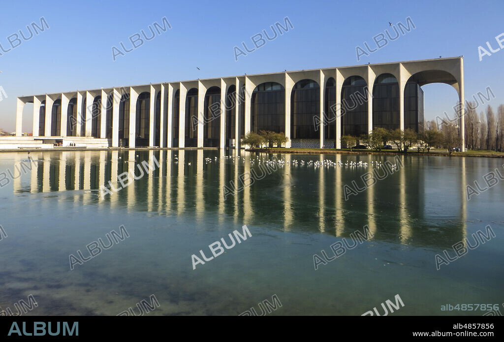 Segrate, Province of Milan, Lombardy, Italy.. Palazzo Mondadori, by Oscar Niemeyer, 1968 - 1975. The palace, home of the Italian publishing house Mondadori, during a winter day with the frozen lake.