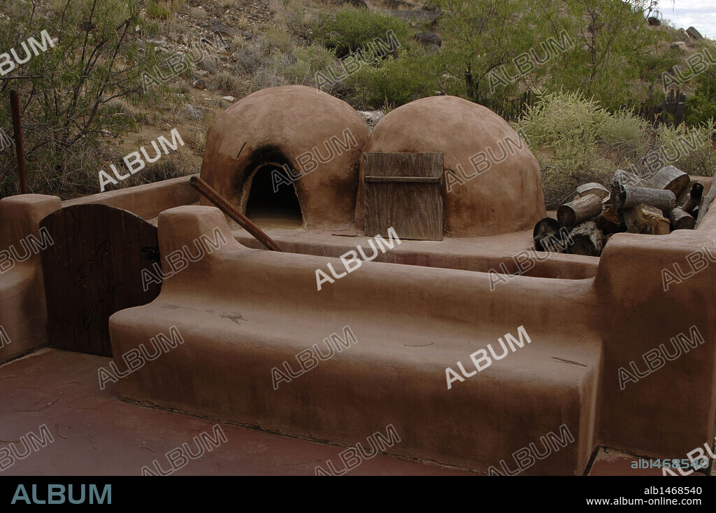 Reproducción de unos antiguos HORNOS DE ADOBE PARA LA ELABORACION DE PAN. Monumento Nacional de Petroglifos. Cercanías de Albuquerque. Estado de Nuevo México. Estados Unidos.