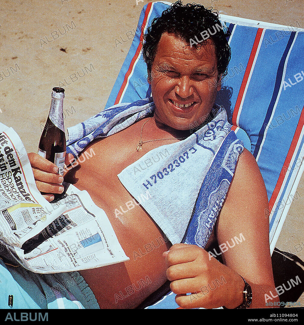 MAN SPRICHT DEUTSCH D 1987 - Hanns Christian Müller The Löffler family - father Erwin, mother Irmgard and son Heinz-Rüdiger - have once again spent their vacation in Valcina Mare on the Adriatic. Now, on the last day, they are dreaming once again of adventures they would have liked to have experienced... Image: Erwin Löffler (GERHARD POLT) Director: Hanns C. Müller aka. A film by Gerhard Polt / Title: MAN SPRICHT DEUTSCH / BRD 1987.
