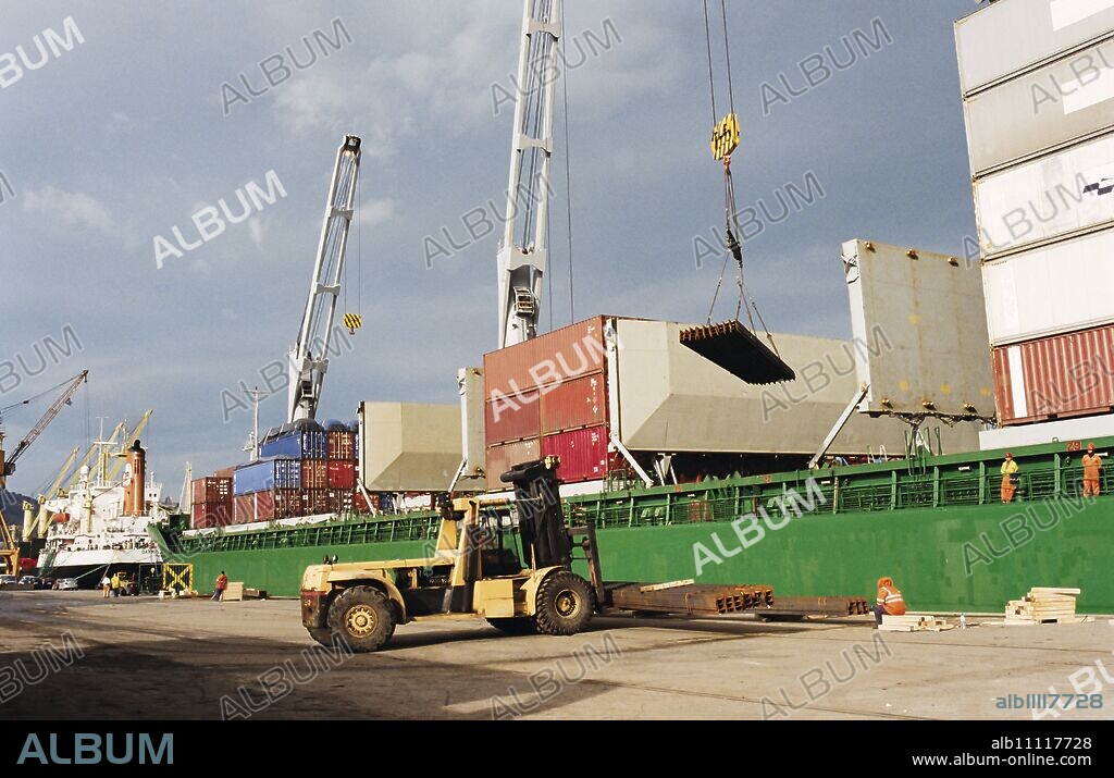 Loading of container ship, port of Bilbao, Vizcaya (Basque country), Spain, Europe.