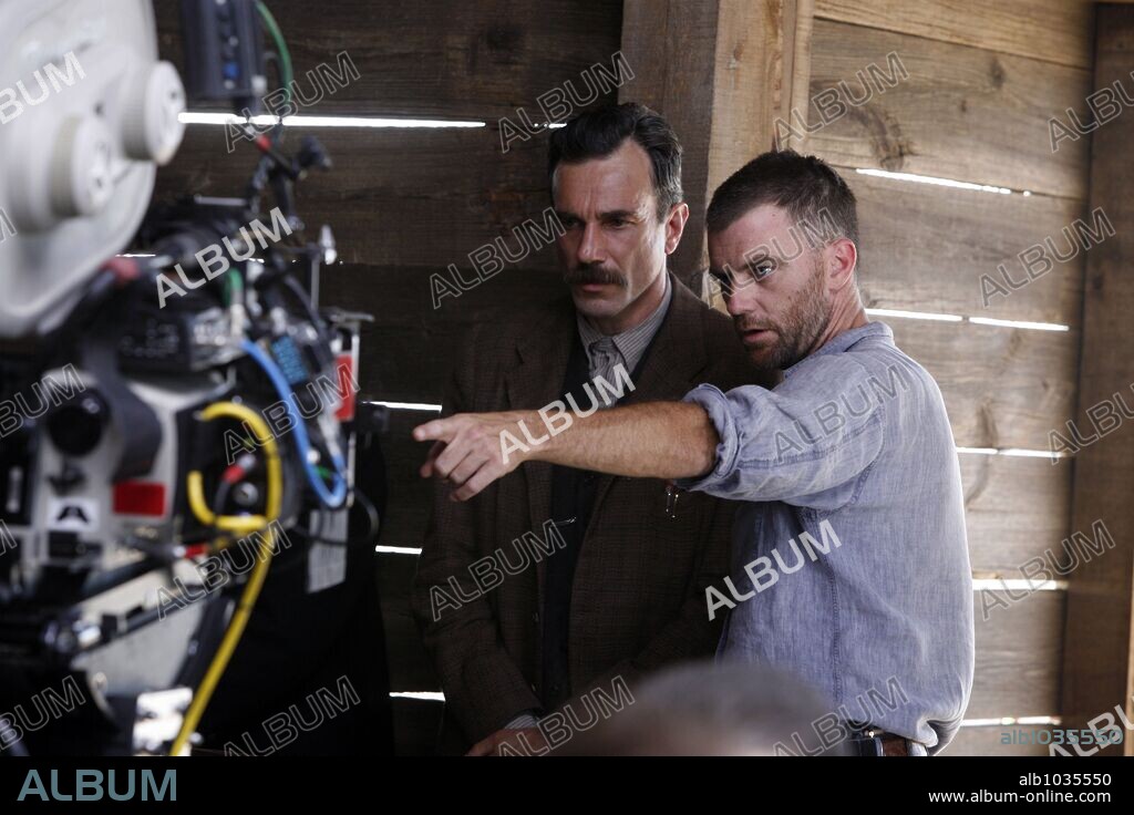 DANIEL DAY-LEWIS, PAUL DANO and PAUL THOMAS ANDERSON in THERE WILL BE BLOOD, 2007, directed by PAUL THOMAS ANDERSON. Copyright GHOULARDI FILM COMPANY/PARAMOUNT VANTAGE/MIRAMAX FILMS / GORDON, MELINDA SUE.