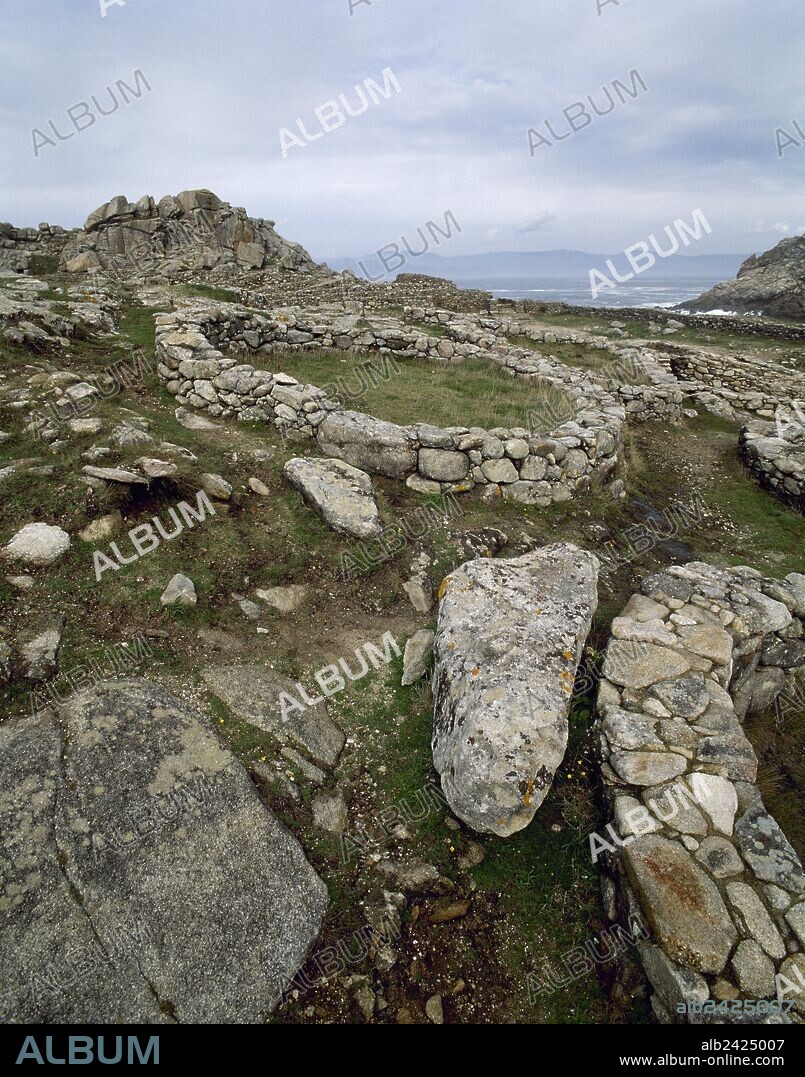 EPOCA CELTA-CULTURA DE LOS CASTROS. ESPAÑA. Desarrollada durante la última fase de la Edad del Bronce y la Edad del Hierro en la Meseta y el Oeste peninsular. CASTRO DE BAROÑA, junto al mar. Detalle de los MUROS CONCENTRICOS que conforman los característicos recintos fortificados de forma circular. BAROÑA. Provincia de A Coruña. Galicia.