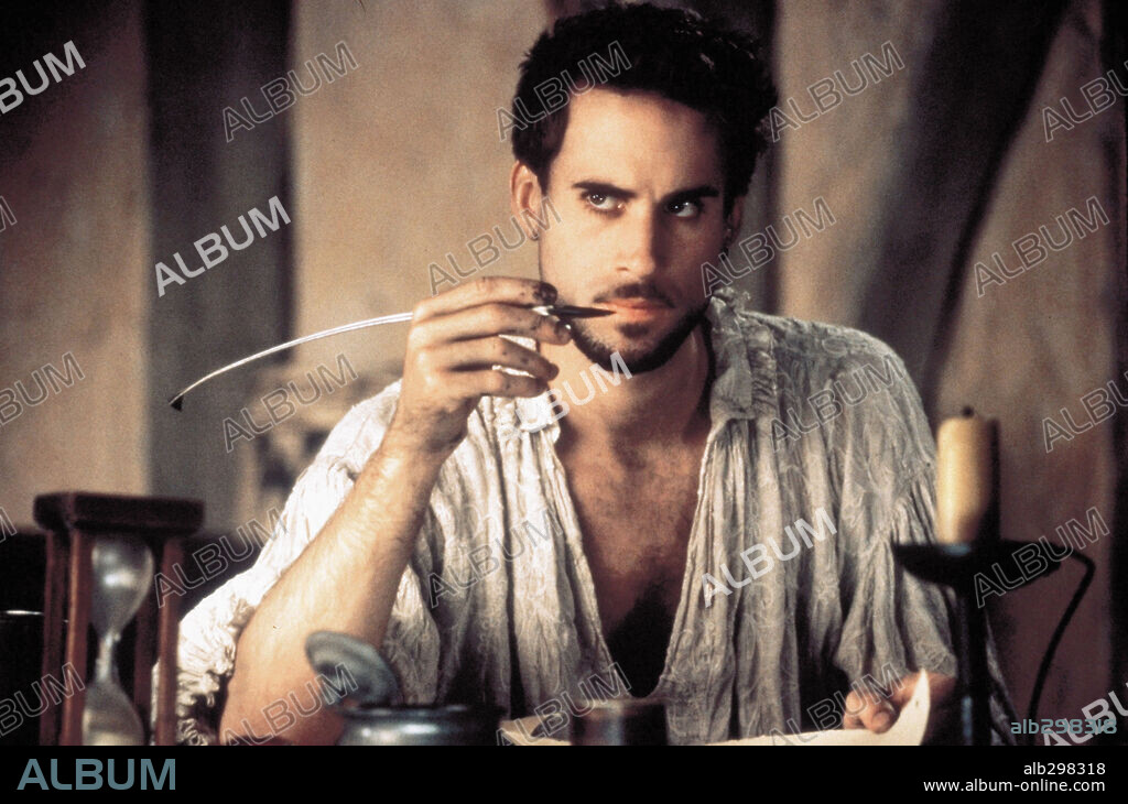 JOSEPH FIENNES and POET SHAKESPEARE. JOSEPH FIENNES in SHAKESPEARE IN LOVE, 1998, directed by JOHN MADDEN. Copyright UNIVERSAL PICTURES.