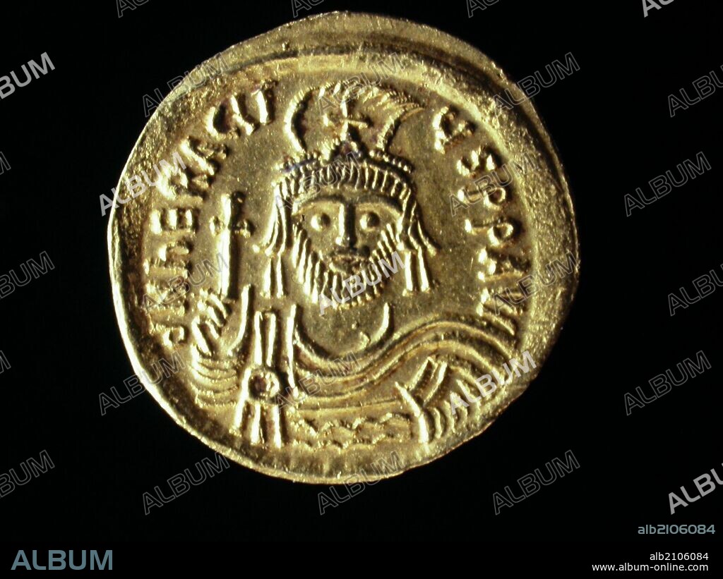 NUMISMATICA.MONEDA BIZANTINA. SOLIDUS DE ORO, DE HERACLIO. ANVERSO. BUSTO DE FRENTE CON MANTO Y CORAZA, BARBADO CON CASCO CON PENACHOM Y SOSTENIENDO UNA CRUZ. (DEPOSITO: MUSEO ARQUEOLOGICO NACIONAL).