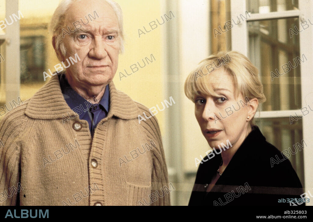 FERNANDO FERNAN GOMEZ y ROSA MARIA SARDA en TODO SOBRE MI MADRE, 1999, dirigida por PEDRO ALMODOVAR. Copyright EL DESEO S.A / ISASI, TERESA.