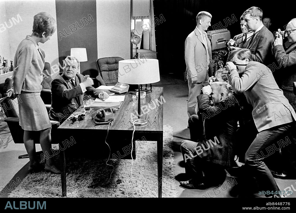 1967-05-23.. PATRICK WYMARK. TV-intervju med Patrick Wymark, brittisk skådespelare, av Ewonne Winblad, radio- och TV-journalist.. Sänt första gången 1967-06-21.. Här ses Ewonne Winblad och Patrick Wymark (2:a frv) samt några fotografer.. Foto: Bertil S-son Åberg / RiR / SVT / Kod: 5600. Notis publ. RiR 25/67 sid. 17. RiR 18584 sv/v neg.