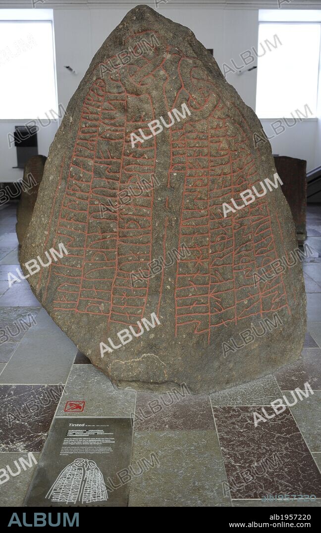 ARTE. EDAD DE HIERRO GERMANICO. ERA VIKINGA. NORTE EUROPA. PIEDRA RUNICAS VIKINGAS. Piedra de Tirsted. S. X d. C. "Asrad y Hildving levantaron esta piedra en memoria de Frede, su pariente". Museo Nacional. Copenhague. Dinamarca. Norte Europa.