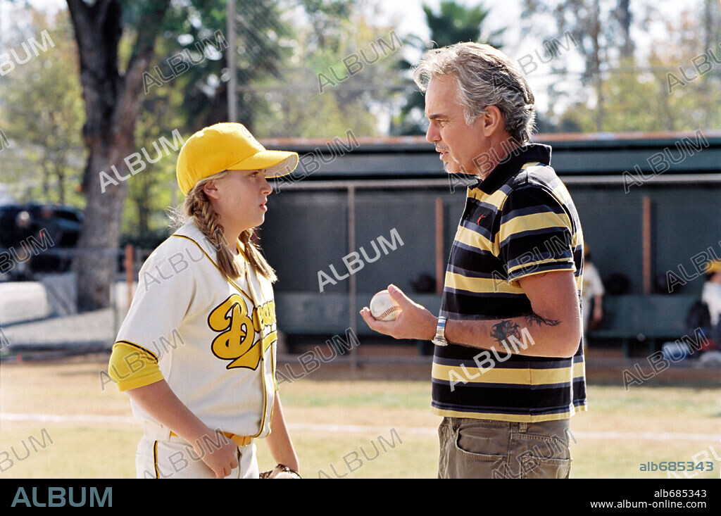 BILLY BOB THORNTON and SAMMI KANE KRAFT in THE BAD NEWS BEARS, 2005, directed by RICHARD LINKLATER. Copyright PARAMOUNT PICTURES / NEWCOMB, DEANA.