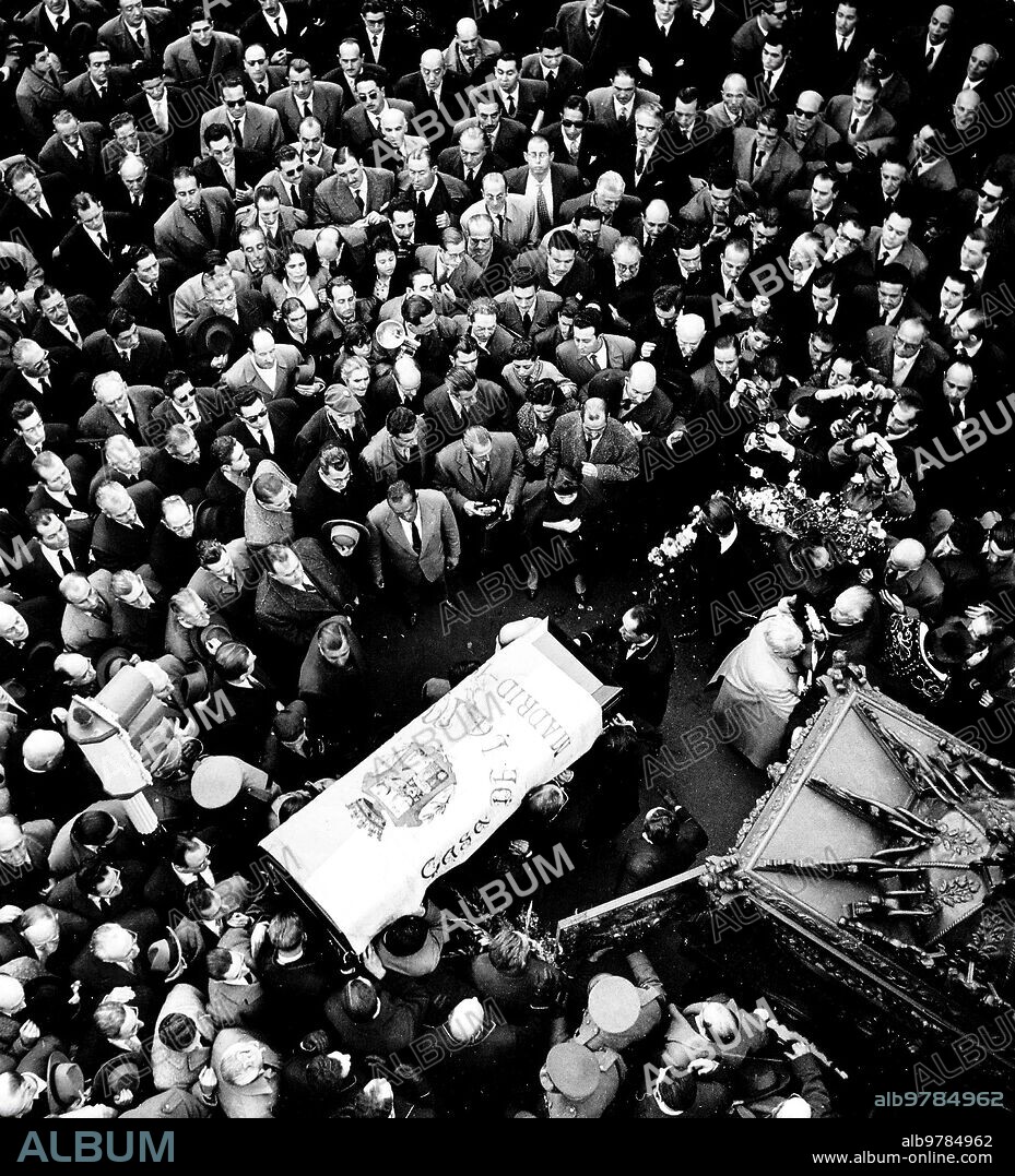 25 noviembre 1958. Comitiva Funebre en la puerta del domicilio de victor de la Serna, en la calle Goya de Madrid.