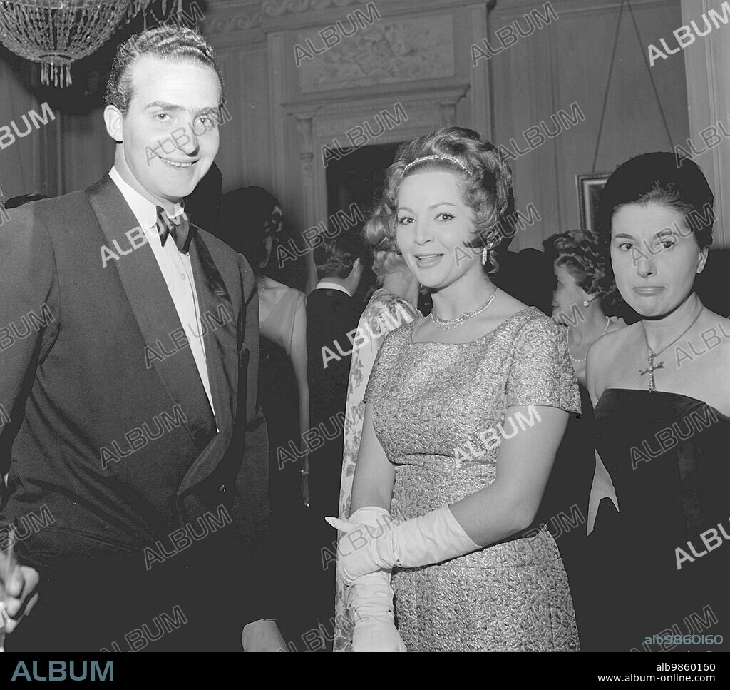 ESPAÑA RECEPCIÓN EMBAJADOR ESTADOUNIDENSE: Madrid 09/03/1961.- El príncipe Juan Carlos y la actriz Sara Montiel (c) durante recepción ofrecida por el embajador estadounidense John Davis Lodge y su esposa, en honor de la compañía estadounidense "Theatre Guild" que se encuentran representando en el Teatro Español de Madrid la obra "La piel de nuestros dientes". EFE/yv. SPAIN ROYALS US EMBASSY RECEPTION: MADRID, 09/03/1961.- Spanish Prince Juan Carlos de Borbon (L) and Spanish actress Sara Montiel (C) are pictured during a reception held by the US ambassador to the US theater company 'Theatre Guild' on tour in Spain. EFE/fs.