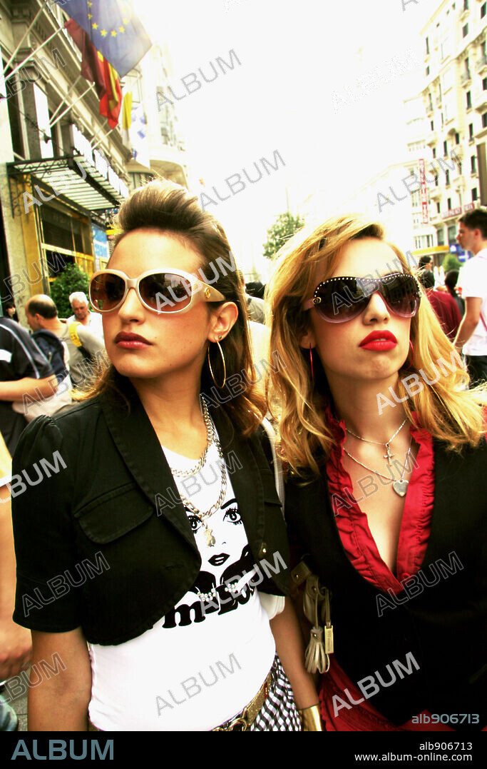 LAYA MARTI y VERONICA ECHEGUI en YO SOY LA JUANI, 2006, dirigida por JUAN JOSE BIGAS LUNA. Copyright TELEVISIO DE CATALUNYA (TV3).