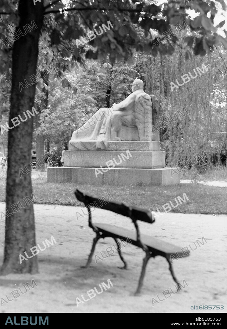 VICTORIO MACHO ROGADO. MONUMENTO A BENITO PEREZ GALDOS - 1919 - FOTOGRAFIA EN BLANCO Y NEGRO - AÑOS 50.