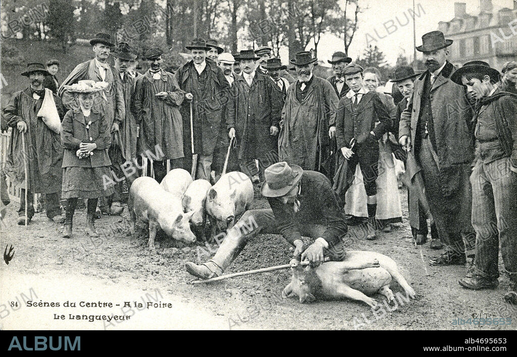 'Scenes du Centre : a la foire, le langueyeur'. Carte postale vers 1910. Credit : IM/KHARBINE-TAPABOR.