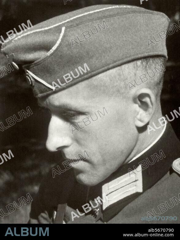 Jünger, Ernst Author; Heidelberg 29.3.1895 - Riedlingen 17.2.1998. Ernst Jünger as an officer in Wehrmacht uniform (Bad Blankenburg). Portrait photo, (Ursula Litzmann), 24th September 1939.