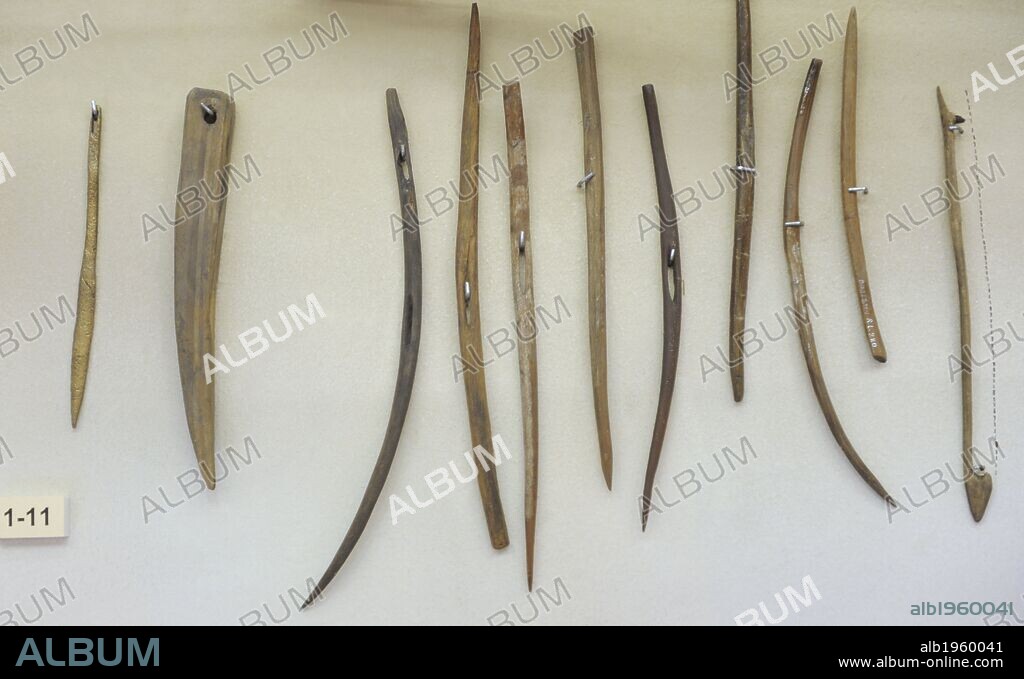 ARTE. EDAD MEDIA. EUROPA. LETONIA. ACCESORIOS DE PESCA. S. XII-XIII. Entre los objetos destacan, agujas de zurcir las redes, alfileres de pescado, y pulsadores. Museo de la Historia y la Navegación. Riga. Letonia.