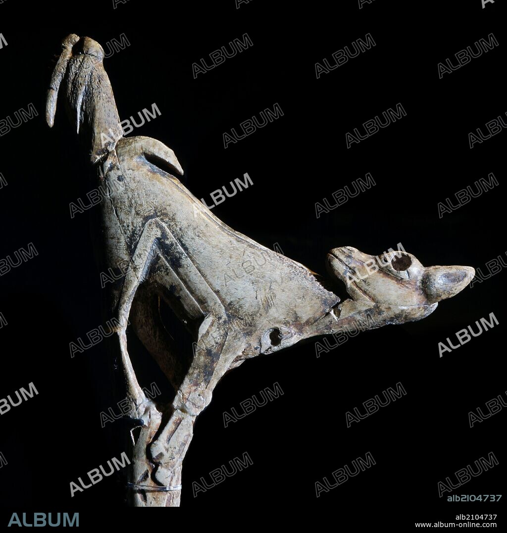 PIEZAS DE LA EXPOSICION "ARTE SIN ARTISTAS": PROPULSOR DEL CERVATILLO CON PAJAROS, DE LA CUEVA DE MAS D'AZIL, ARIEGE (FRANCIA). TALLADO SOBRE ASTA DE RENO. MAGDALENIENSE MEDIO.