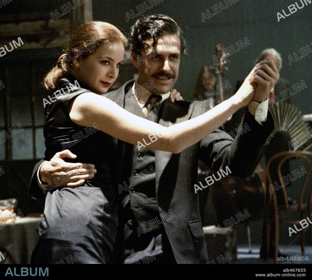 LEONARDO SBARAGLIA y MERCE LLORENS en LA PUTA Y LA BALLENA, 2004, dirigida por LUIS PUENZO. Copyright PATAGONIK FILM GROUP/WANDA VISION.
