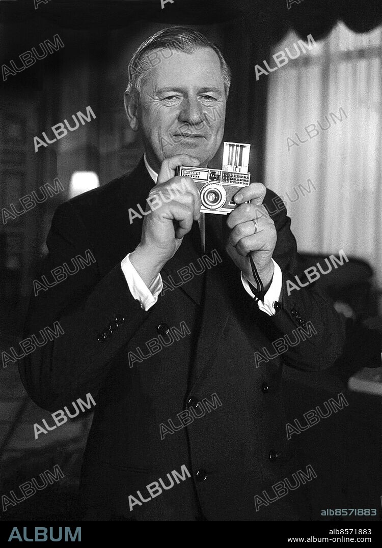 GÖTEBORG 1963-03-01. Kameratillverkaren Victor Hasselblad representerar Kodak i Sverige och visar upp en ny modell av Instamatic kameran. Foto: TT Historical / Kod 1902.