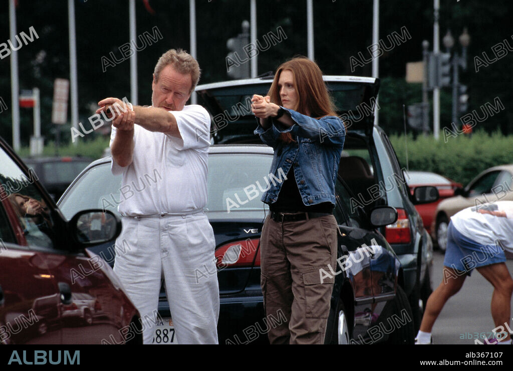 JULIANNE MOORE et RIDLEY SCOTT dans HANNIBAL, 2001, réalisé par RIDLEY SCOTT. Copyright UNIVERSAL / BRAY, PHIL.