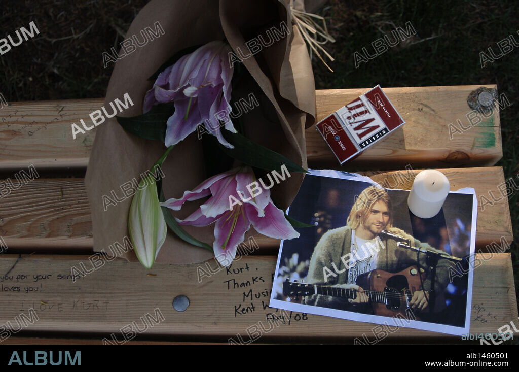 KURT COBAIN (1967-1994). Cantante del grupo grunge Nirvana. Banco con firmas de los fans de Cobain, junto a la casa donde vivió y muriió. Seattle. Estado de Washington. Estados Unidos.