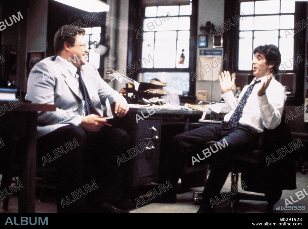 AL PACINO and JOHN GOODMAN in SEA OF LOVE, 1989, directed by HAROLD BECKER. Copyright UNIVERSAL PICTURES.