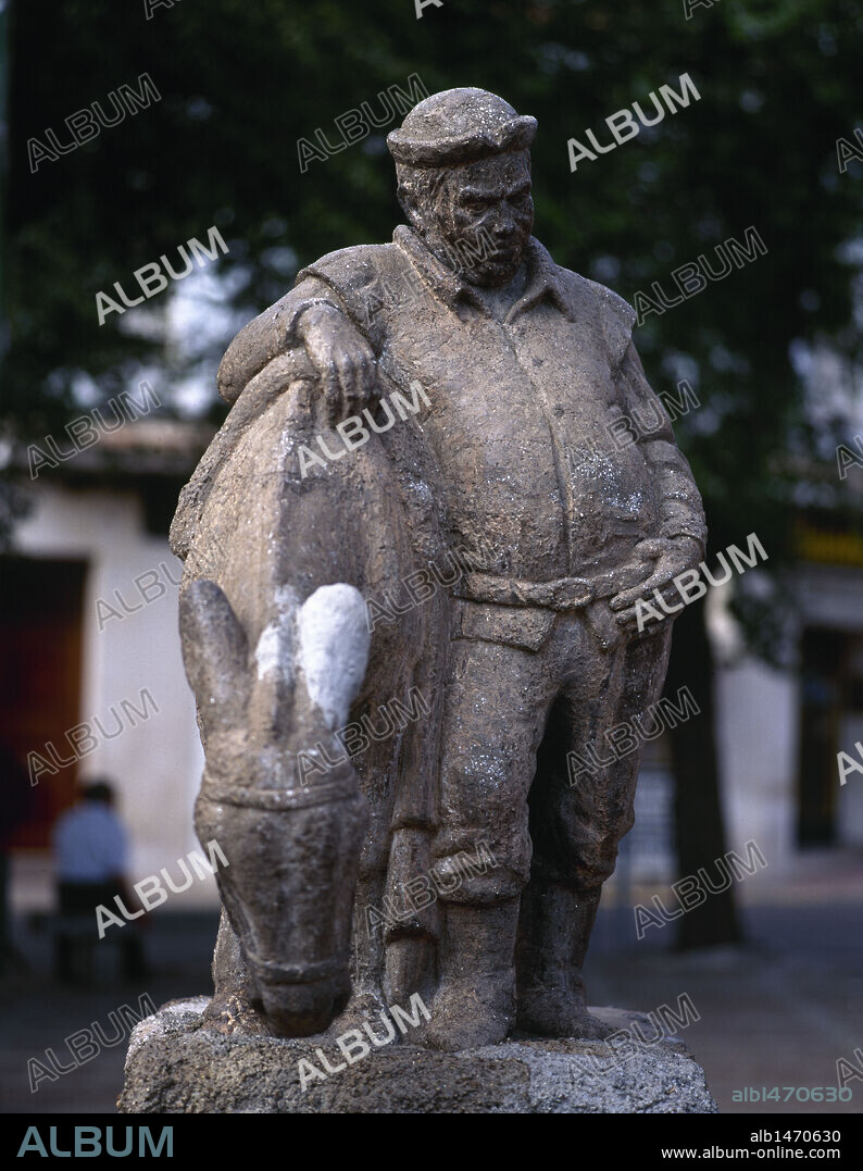 SANCHO PANZA. Personaje de "EL INGENIOSO HIDALGO DON QUIJOTE DE LA MANCHA", Obra de Miguel DE CERVANTES SAAVEDRA (1547-1616). Monumento en su memoria existente en la plaza del Santo de la localidad de MALAGON. Provincia de Ciudad Real. Castilla-La Mancha. España.