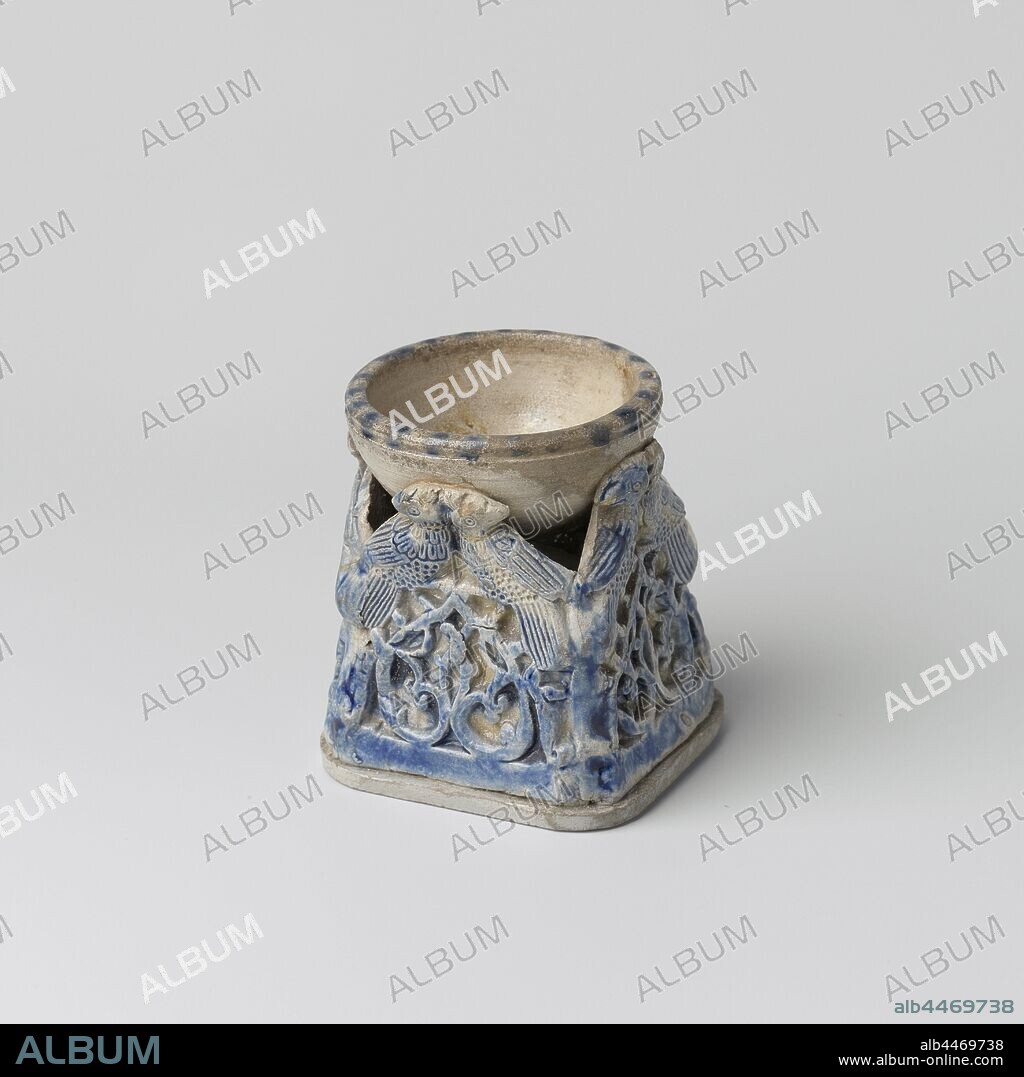 Salt cellar with birds and scrolls, Stoneware barrel with a square body and a round bowl. Decorated in cobalt blue. On each side a printed relief decoration of two birds standing on an inverted heart shape with curl. The bowl rests on the heads of the birds. Westerwald., anonymous, Westerwald, c. 1750 - c. 1799, stoneware, glaze, cobalt (mineral), vitrification, h 8.8 cm d 6.7 cm w 7.5 cm.